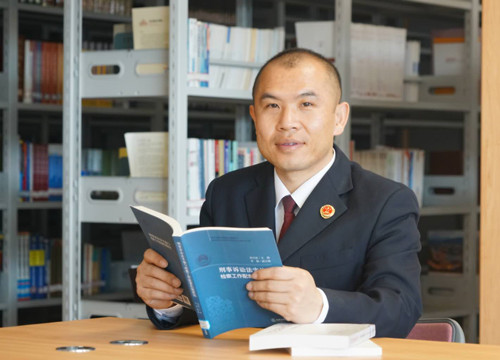 龚波:抽丝剥茧严把案件质量关